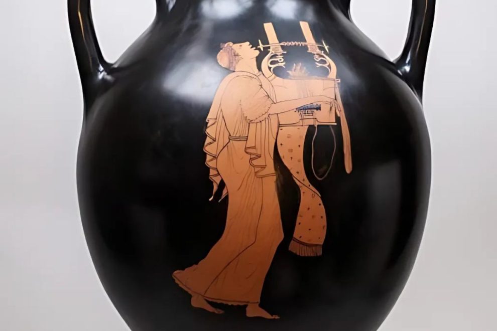 An Attic black-figure amphora featuring a detailed red-figure depiction of a robed figure playing a lyre, attributed to the Berlin Painter, from a private collection in New York, Winter 2019.